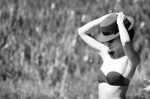 Chica Con Sombrero Gafas Traje Baño Posando Playa —  Fotos de Stock