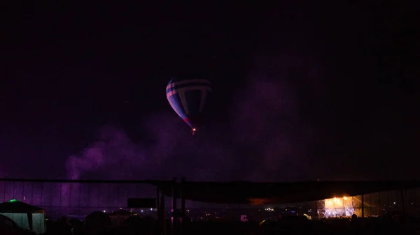 Varm Luft Ballong Flyger Över Spektakulära Kappadokien Himlen Med Mjölkaktig — Stockfoto