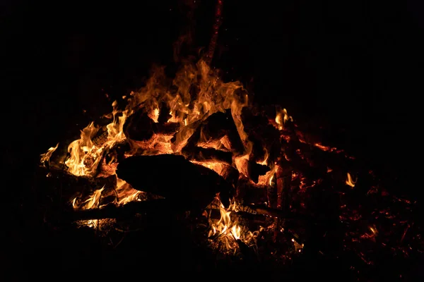 Nacht-Lagerfeuer mit freien Platz auf der linken Seite. — Stockfoto