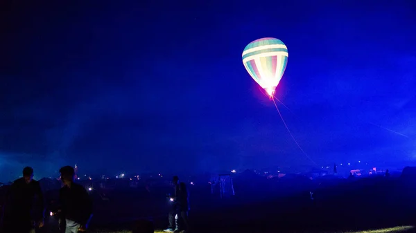 Sıcak hava balonu gökyüzünün altında samanyolu ve parlayan yıldızla (buğday taneleriyle) muhteşem bir kapadokya üzerinde uçuyor.) — Stok fotoğraf