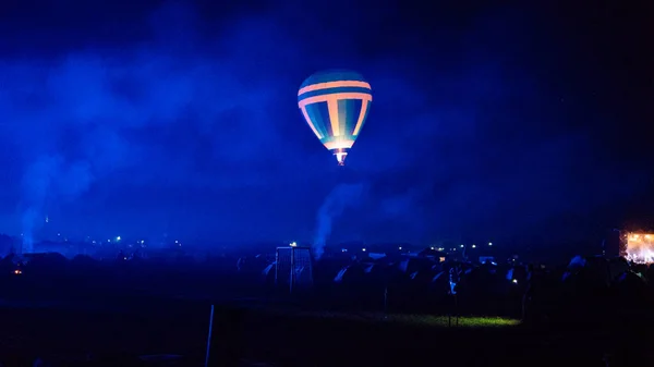 天の川と輝く星と空の下で壮大なカッパドキア上空を飛ぶ熱気球夜 — ストック写真