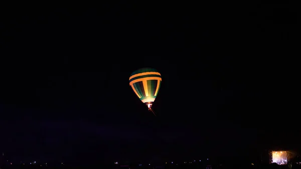 Hőlégballon Repül Látványos Cappadocia Alatt Tejes Ragyogó Csillag Éjjel — Stock Fotó