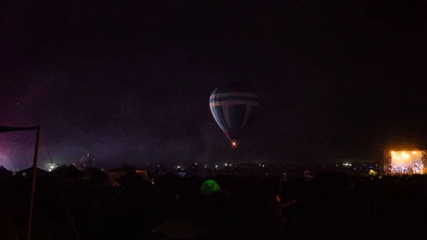 Hot Air Ballon Vliegen Spectaculaire Cappadocië Onder Hemel Met Melkachtige — Stockfoto