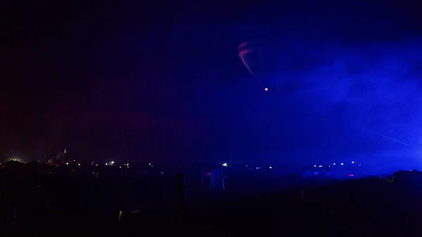 Globo de aire caliente volando sobre la espectacular Capadocia bajo el cielo con la Vía Láctea y la estrella de Shininng en la noche (con grano ) — Foto de Stock
