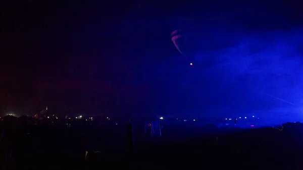 Balão de ar quente voando sobre a espetacular Capadócia sob o céu com forma leitosa e brilhante estrela à noite (com grãos ) — Fotografia de Stock