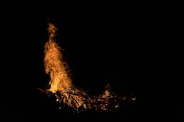 Fogueira noturna com espaço disponível no lado esquerdo . — Fotografia de Stock