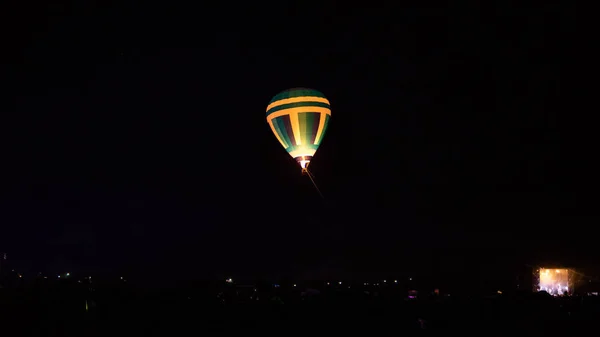 Varmluftsballong Flyger Över Spektakulära Kappadokien Himlen Med Mjölkaktig Väg Och — Stockfoto