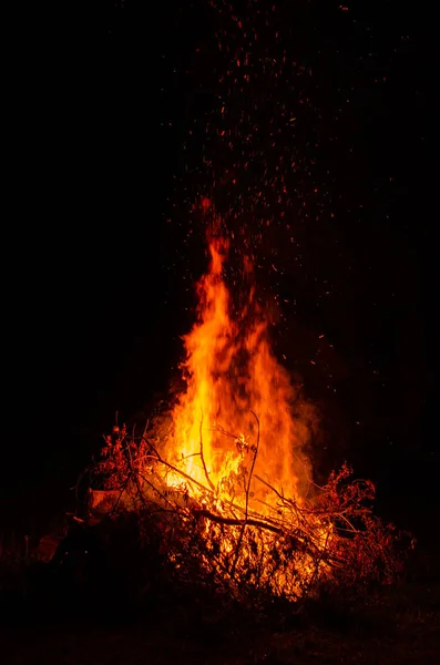 Kvällen lägerelden med tillgängligt utrymme på vänster sida. — Stockfoto