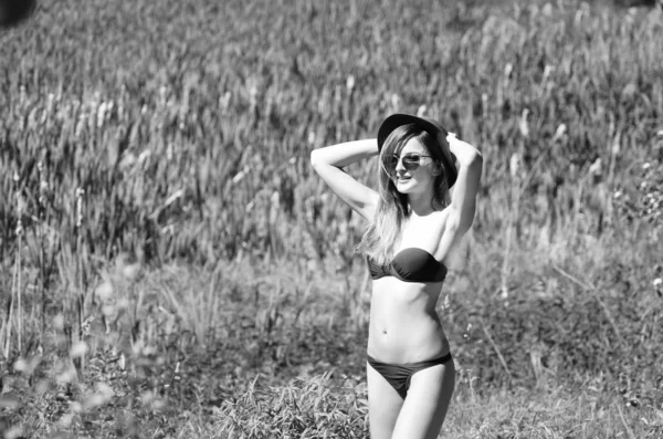 Chica Con Sombrero Gafas Traje Baño Posando Playa — Foto de Stock