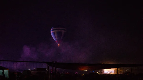 Globo Aire Caliente Volando Sobre Espectacular Cappadocia Bajo Cielo Con — Foto de Stock