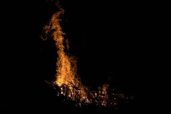 Fogueira noturna com espaço disponível no lado esquerdo . — Fotografia de Stock