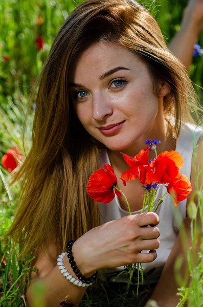 Pretty woman in the field of poppies — Stock Photo, Image