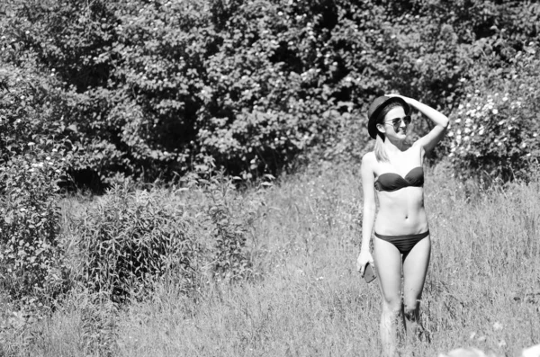 帽子と水着でビーチでポーズでメガネの女の子 — ストック写真