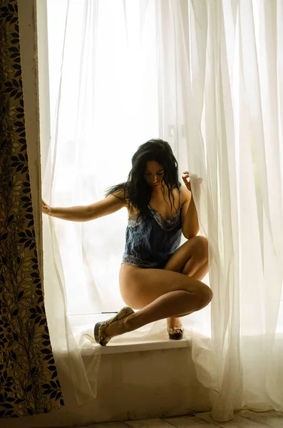 Sensual Atractiva Morena Posando Sobre Ventana Vistiendo Lencería Sexy Mirando — Foto de Stock