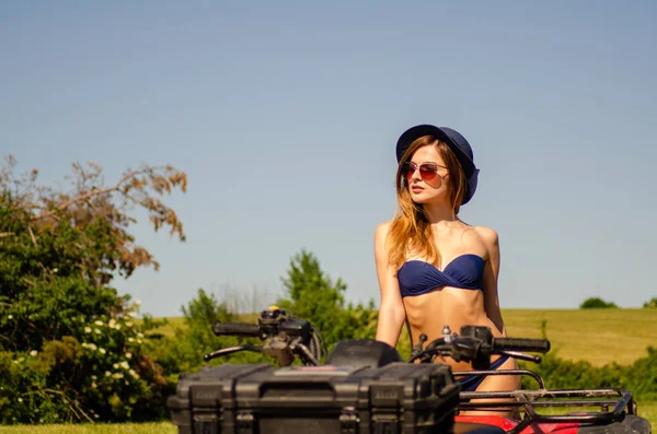 セクシーな、スリムで、可愛く、魅力的な女の子は、 Atvクワッドバイクで水着を着ています。Atvの概念. — ストック写真