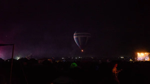 Globo Aire Caliente Volando Sobre Espectacular Cappadocia Bajo Cielo Con — Foto de Stock