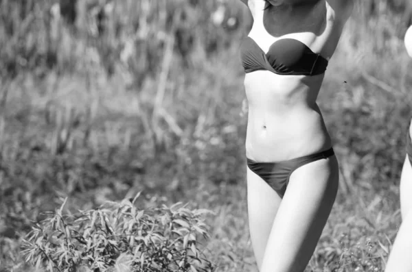 Dziewczyna Kapeluszu Okularach Strój Kąpielowy Pozowanie Plaży — Zdjęcie stockowe