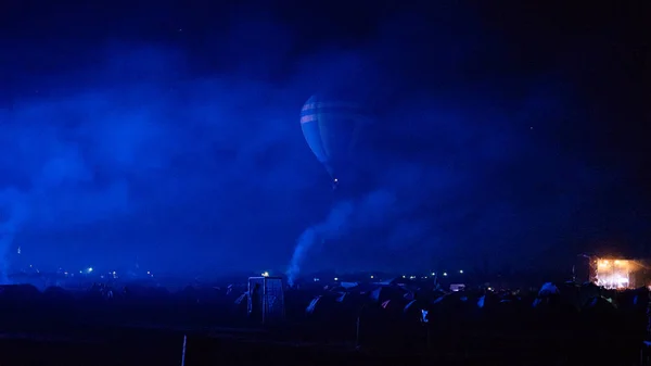 Varm Luft Ballong Flyger Över Spektakulära Kappadokien Himlen Med Mjölkaktig — Stockfoto