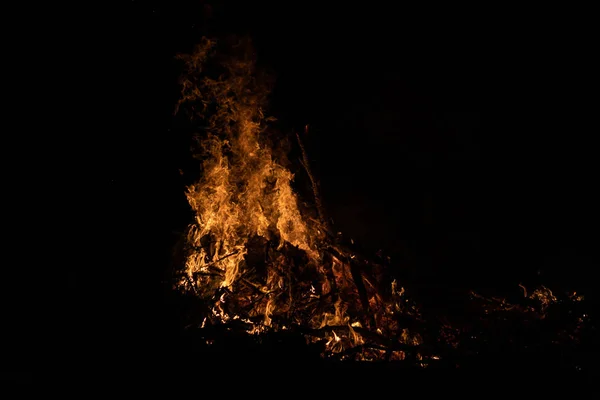 Nacht-Lagerfeuer mit freien Platz auf der linken Seite. — Stockfoto