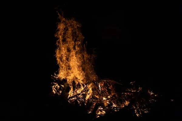 Kvällen lägerelden med tillgängligt utrymme på vänster sida. — Stockfoto