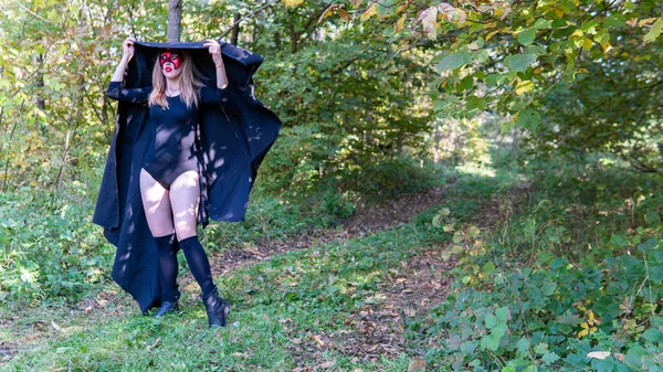 Chica Vistiendo Ropa Halloween Bosque —  Fotos de Stock
