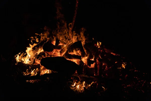 Nacht-Lagerfeuer mit freien Platz auf der linken Seite. — Stockfoto