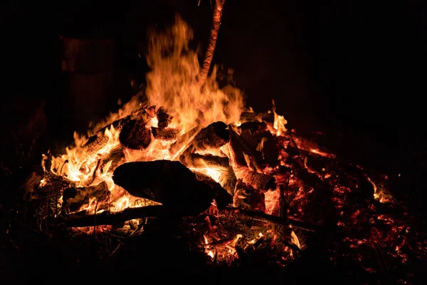 Nacht kampvuur met beschikbare ruimte aan linkerzijde. — Stockfoto