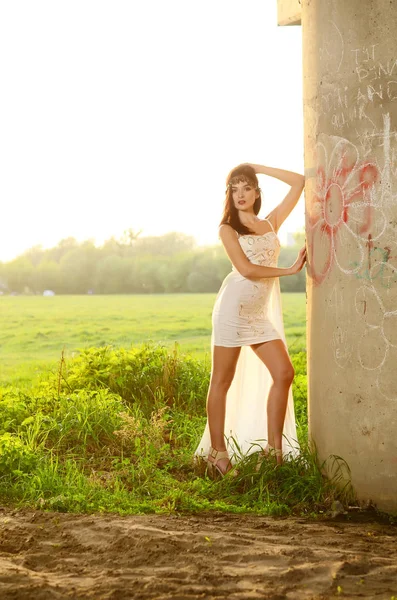 Jong mooi schattig meisje modieuze jurk bos buiten mode concept — Stockfoto