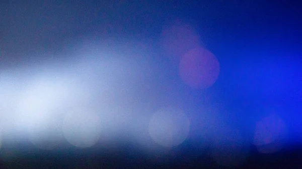 Balão de ar quente voando sobre a espetacular Capadócia sob o céu com forma leitosa e brilhante estrela à noite (com grãos ) — Fotografia de Stock