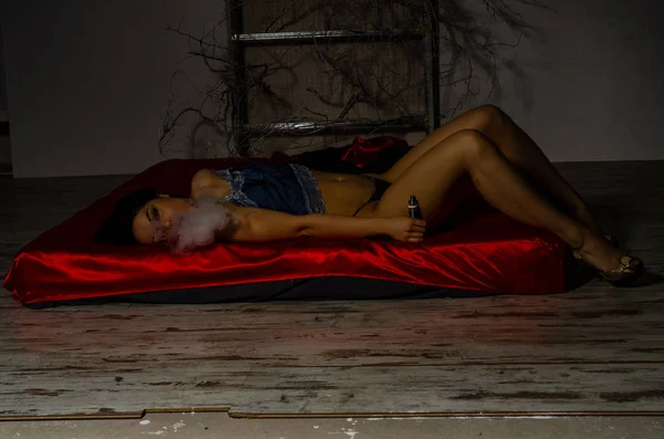 Gesicht schöne Mädchen rauchen eine elektronische Zigarette — Stockfoto