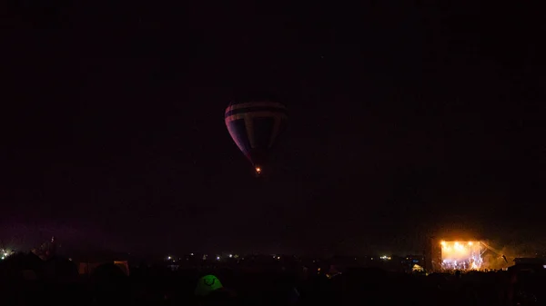 Globo Aire Caliente Volando Sobre Espectacular Cappadocia Bajo Cielo Con —  Fotos de Stock