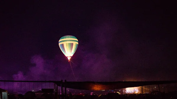 Globo Aire Caliente Volando Sobre Espectacular Cappadocia Bajo Cielo Con — Foto de Stock