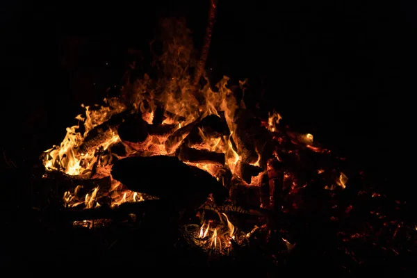 Nacht-Lagerfeuer mit freien Platz auf der linken Seite. — Stockfoto