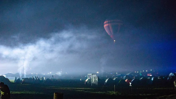 Globo de aire caliente volando sobre la espectacular Capadocia bajo el cielo con la Vía Láctea y la estrella de Shininng en la noche (con grano ) —  Fotos de Stock