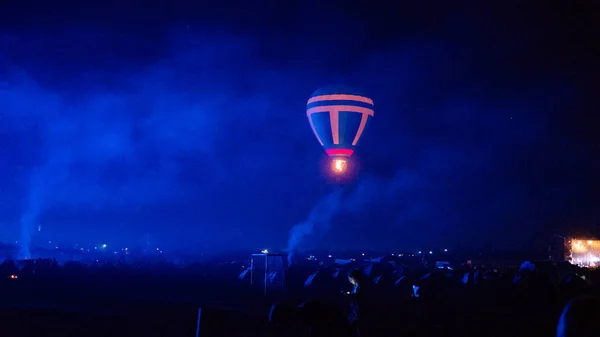 Heißluftballon Fliegt Über Spektakulärem Kappadokien Unter Dem Himmel Mit Milchstraße — Stockfoto