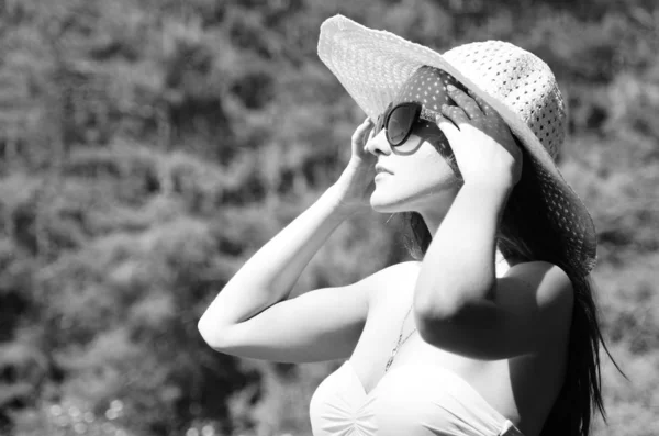 Menina Chapéu Passar Tempo Praia Lago Ensolarado — Fotografia de Stock