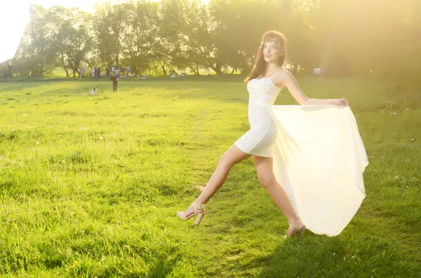 Jong Mooi Vrouw Modieuze Jurk Poseren Buiten — Stockfoto