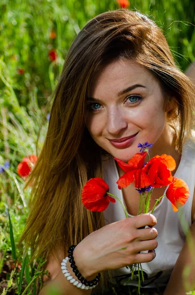 Pretty woman in the field of poppies — Stock Photo, Image