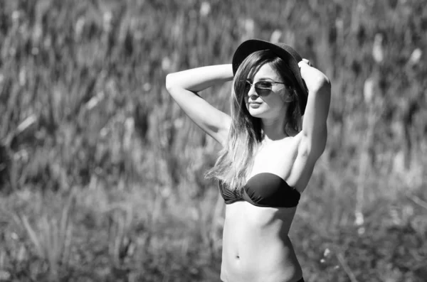 Chica Con Sombrero Gafas Traje Baño Posando Playa —  Fotos de Stock