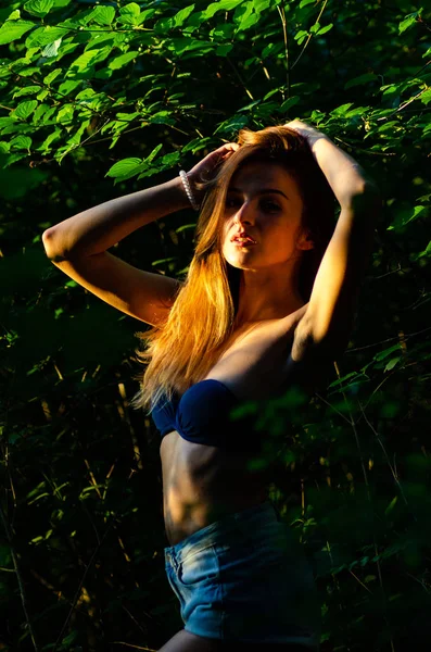 Krásná sexy dívka tmavý les — Stock fotografie