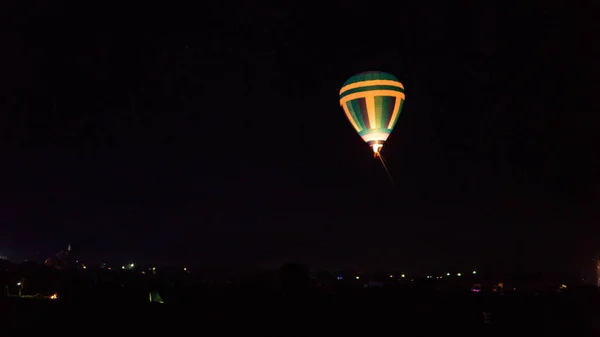 Balon Gorące Powietrze Przelatujący Nad Spektakularną Kapadocją Pod Niebem Drogą — Zdjęcie stockowe