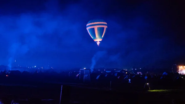 Globo Aire Caliente Volando Sobre Espectacular Cappadocia Bajo Cielo Con —  Fotos de Stock