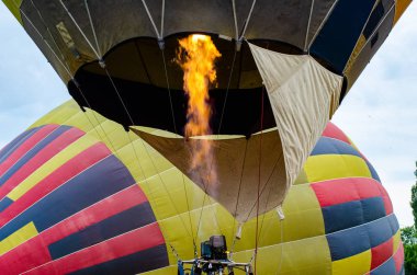 güneş doğarken uçan bir sıcak hava balonu
