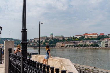 Seddin üzerindeki kadınların manzarası