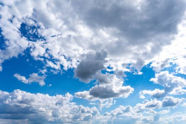 Beyaz bulutlu mavi gökyüzü