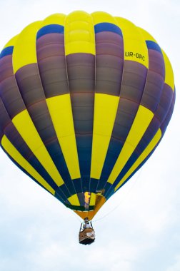 güneş doğarken uçan bir sıcak hava balonu