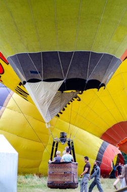 güneş doğarken uçan bir sıcak hava balonu