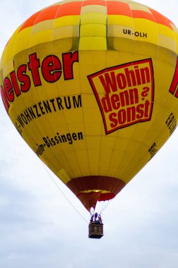 güneş doğarken uçan bir sıcak hava balonu