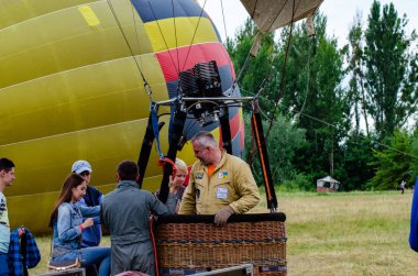 güneş doğarken uçan bir sıcak hava balonu