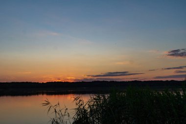 Gölün üzerinde güzel bir gün batımı